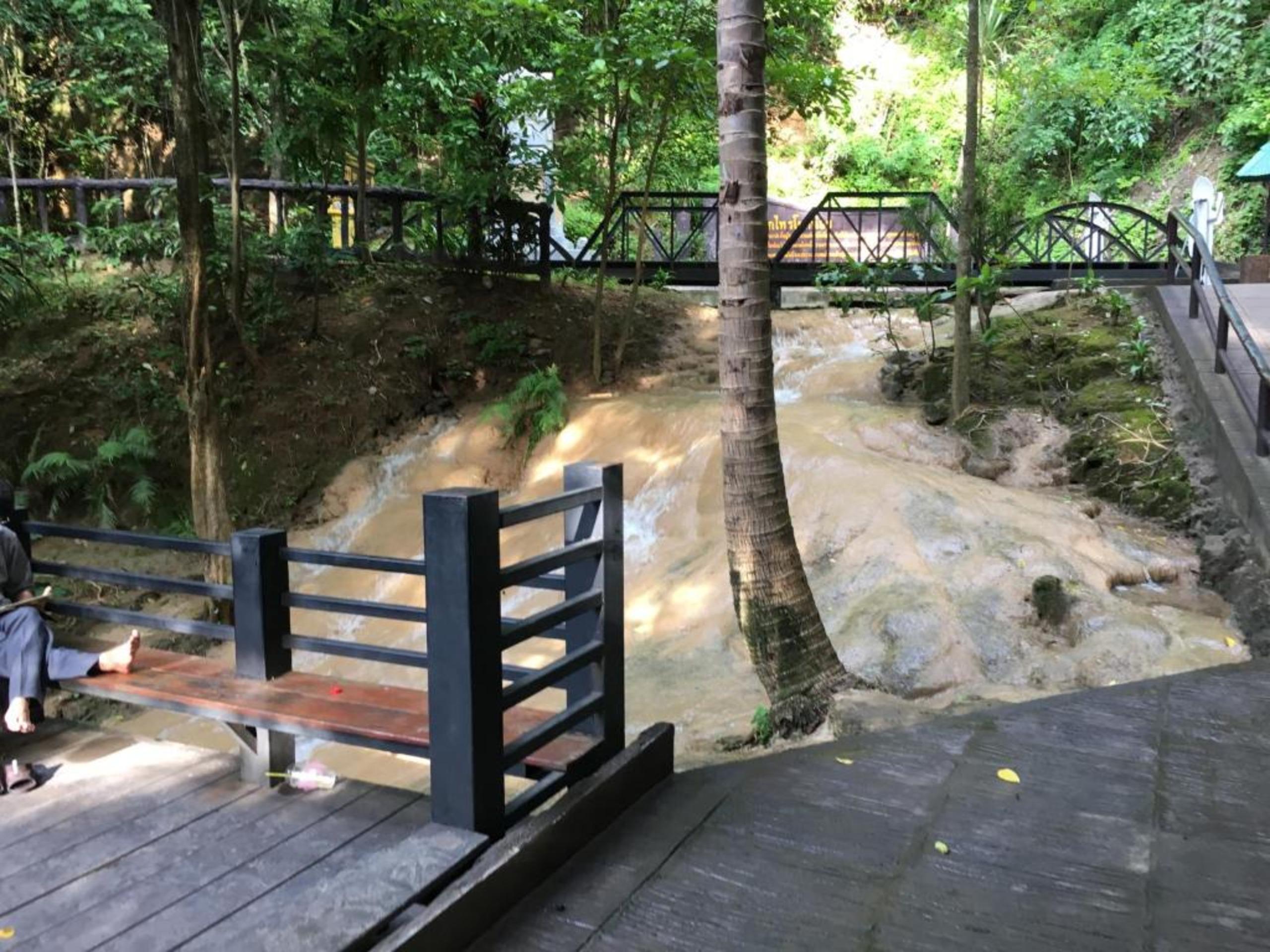 Chokchai Hotel Sai Yok Buitenkant foto